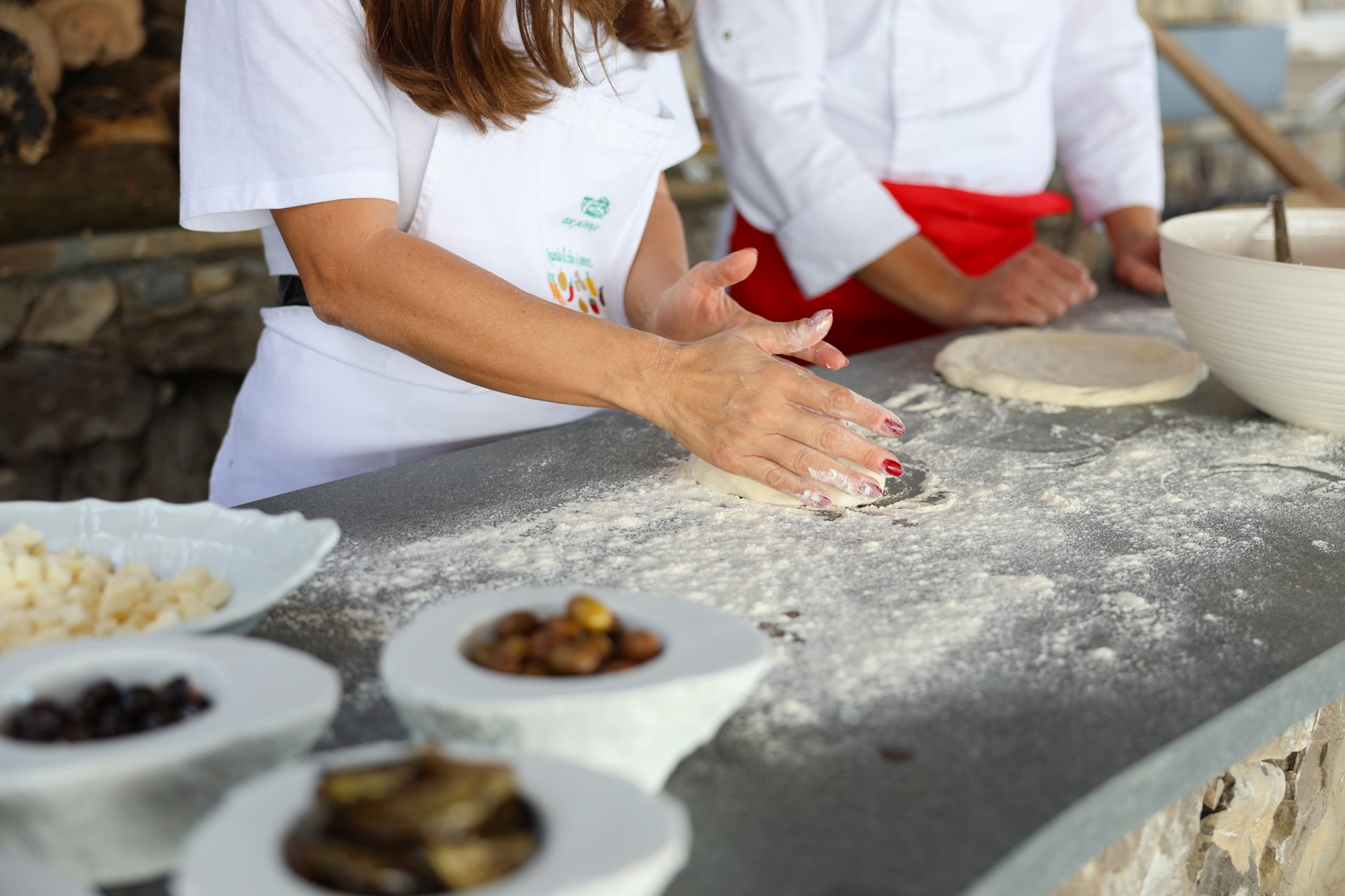 Le mani nell'impasto durante la scuola di cucina