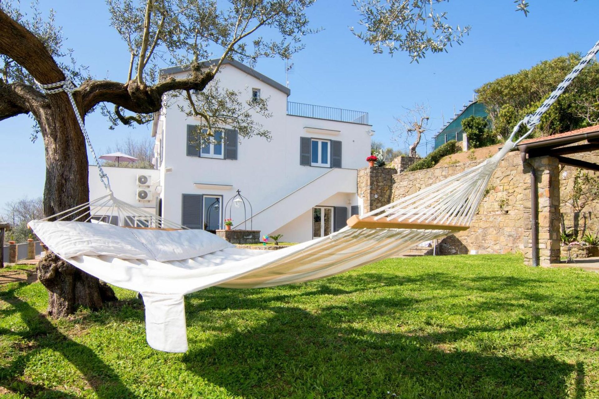 Villa I Due Golfi, l'amaca sotto l'ulivo