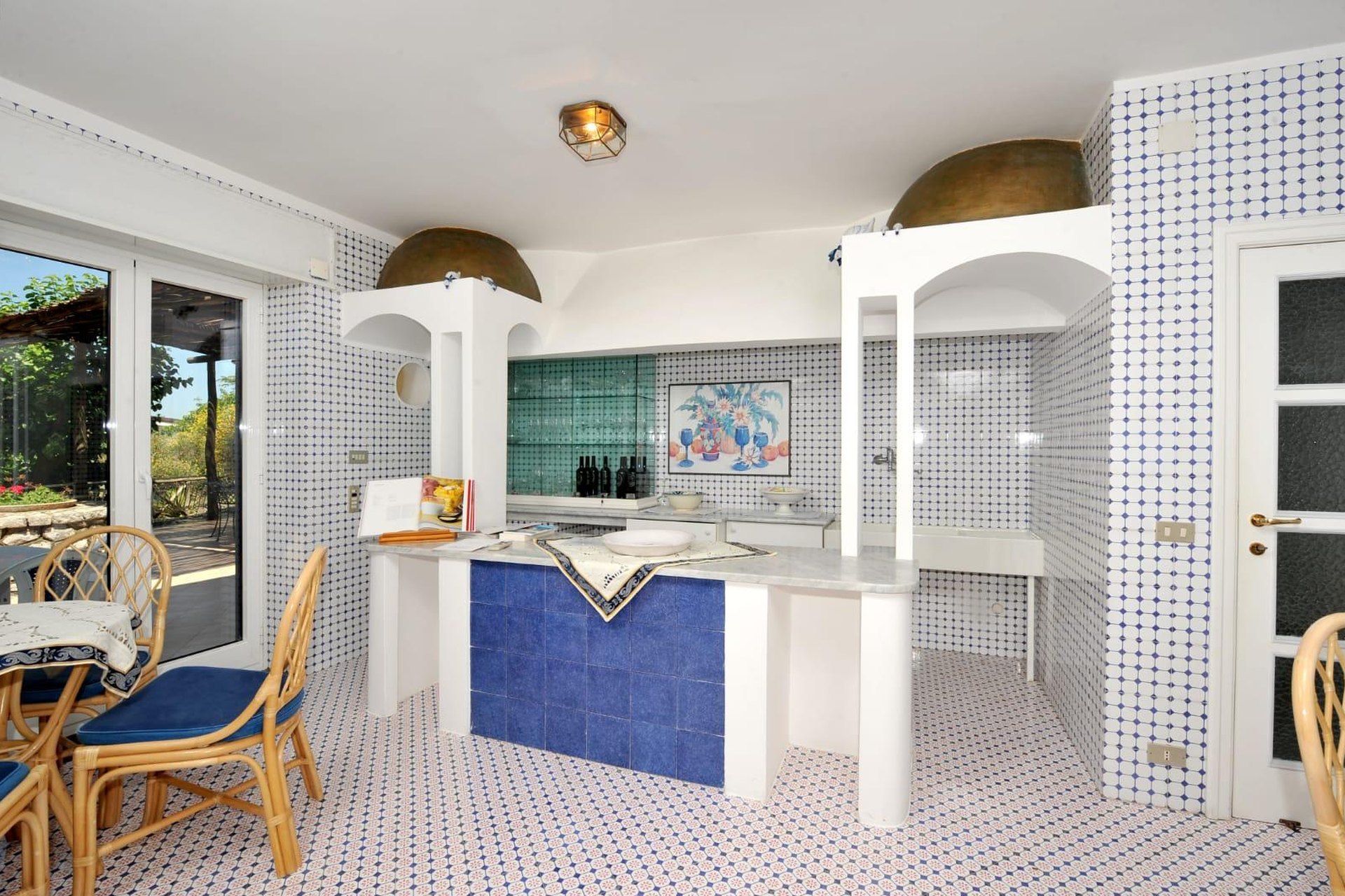 Villa I Due Golfi, la cucina in maiolica