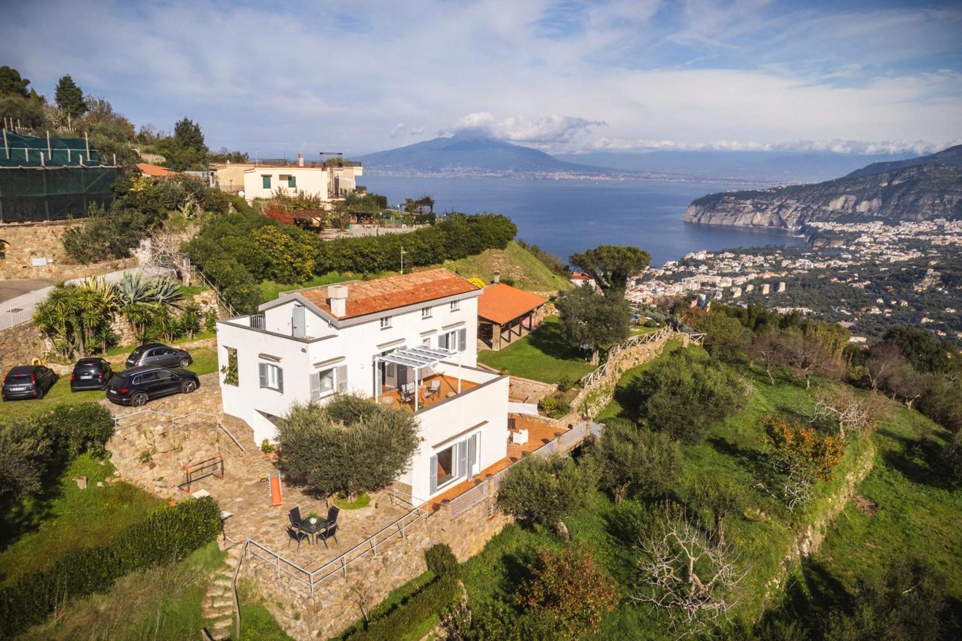 Villa I Due Golfi, la villa e il Vesuvio