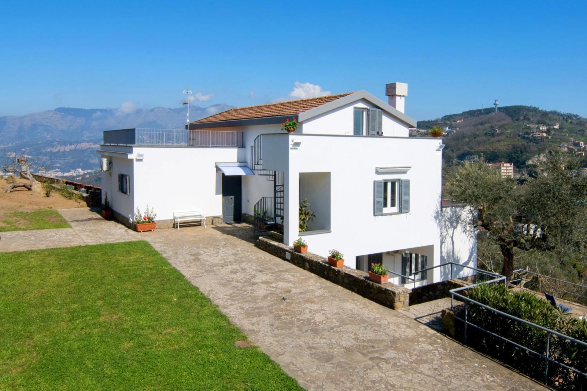 Villa I Due Golfi, la villa dal giardino