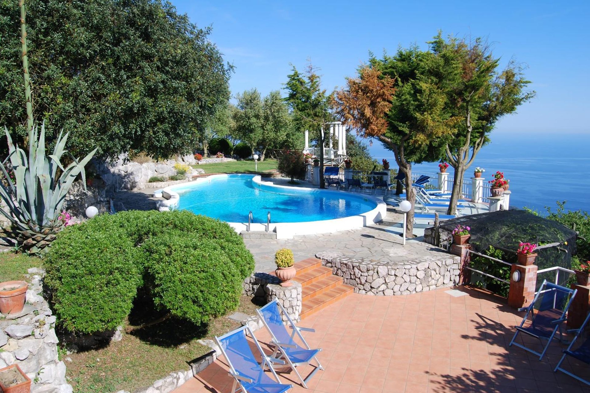 Villa I Due Golfi, il solarium a bordo piscina