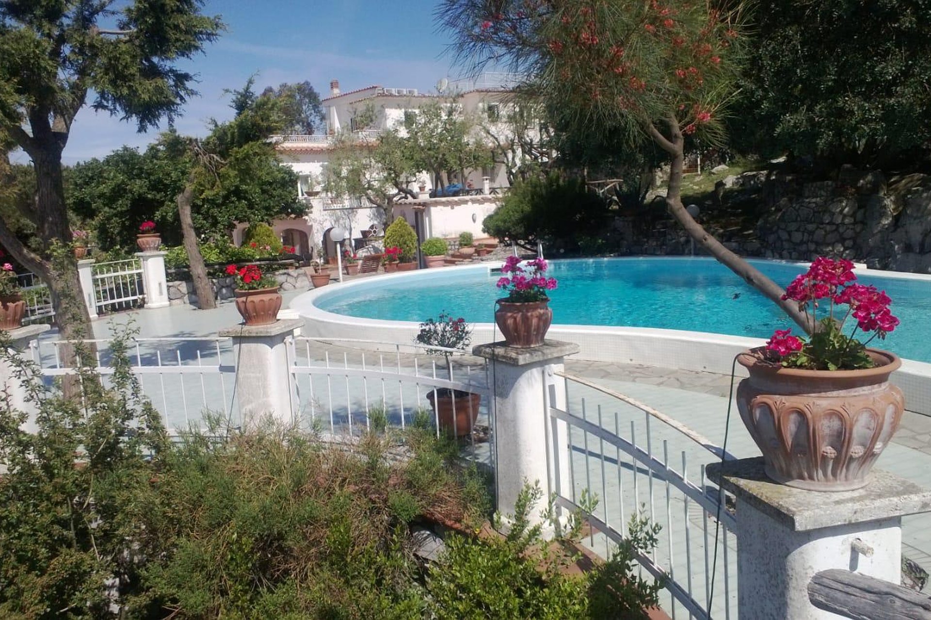 Villa I Due Golfi, la piscina tra i fiori