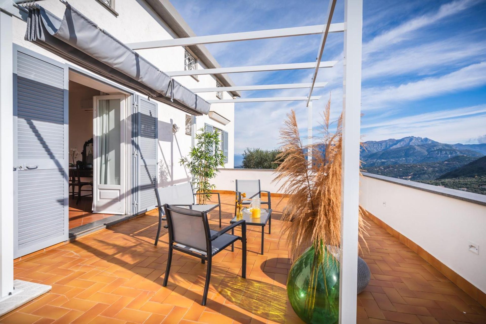 Villa I Due Golfi, terrazza col pergolato