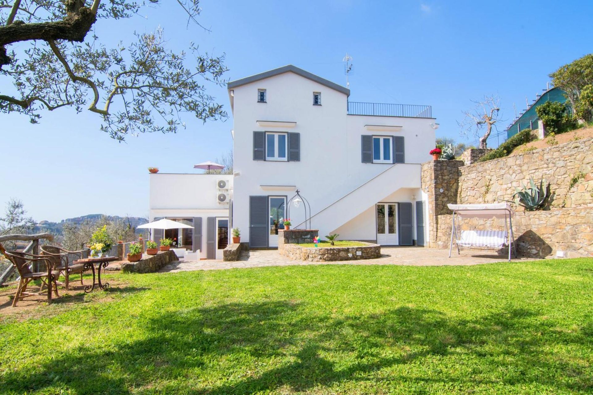 Villa I Due Golfi, la villa dal prato