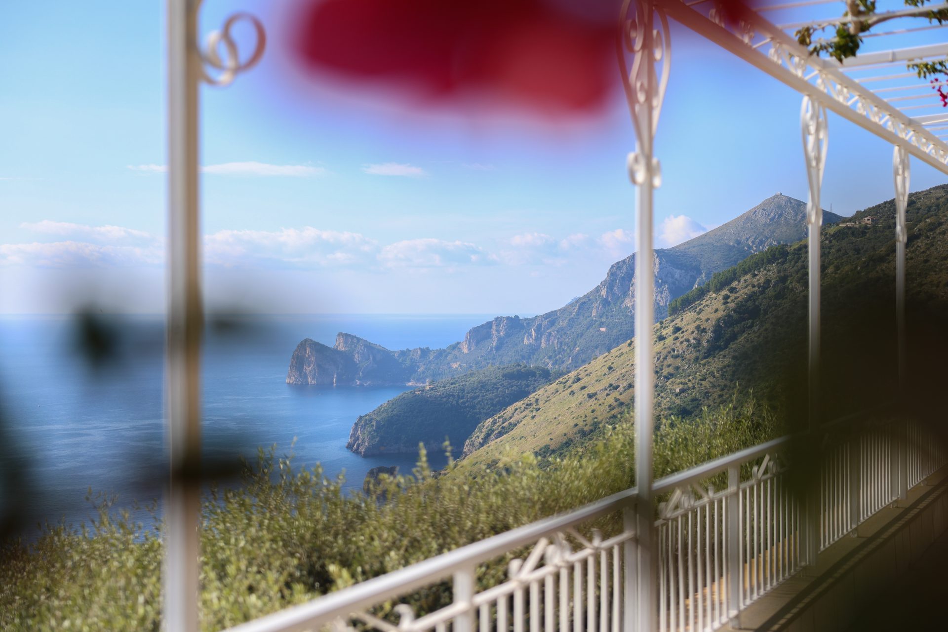 Pergolato con bougainvillea e vista mare a Villa Lantana