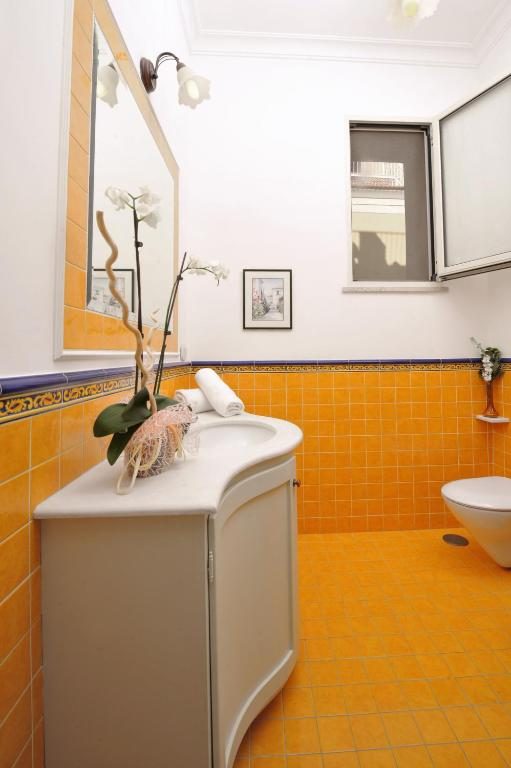Villa Titina, bagno giallo , lavabo